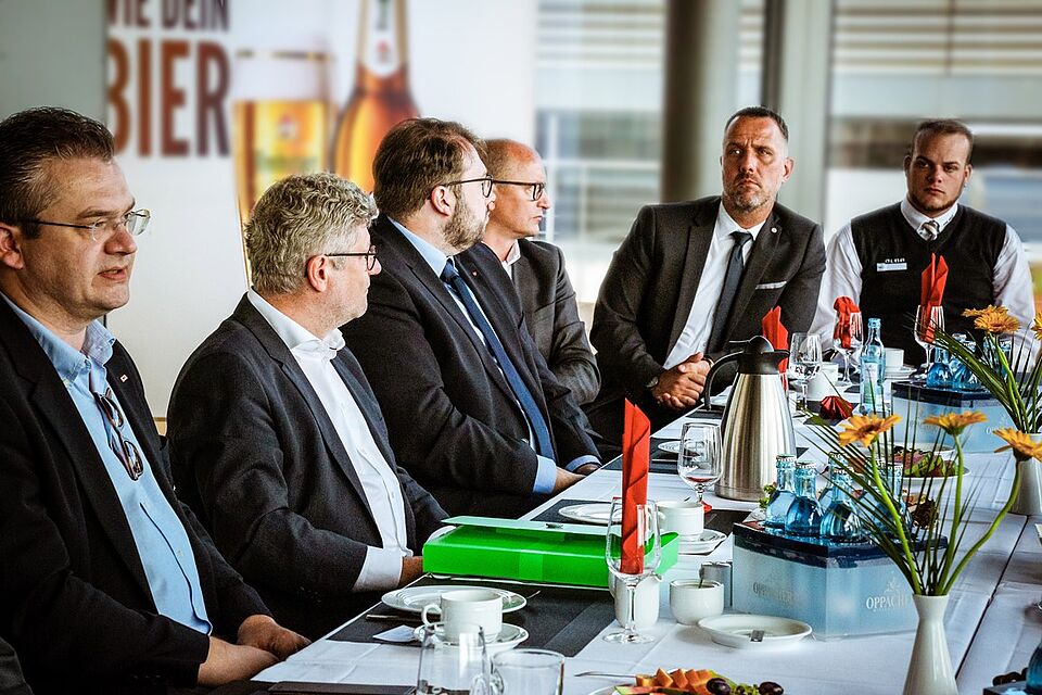Beim Parlamentarischen Frühstück sitzen die Landes-Chefs der Hilforganisationen mit dem Status-6-Initiator zusammen, um über die Helfergleichstellung zu sprechen.