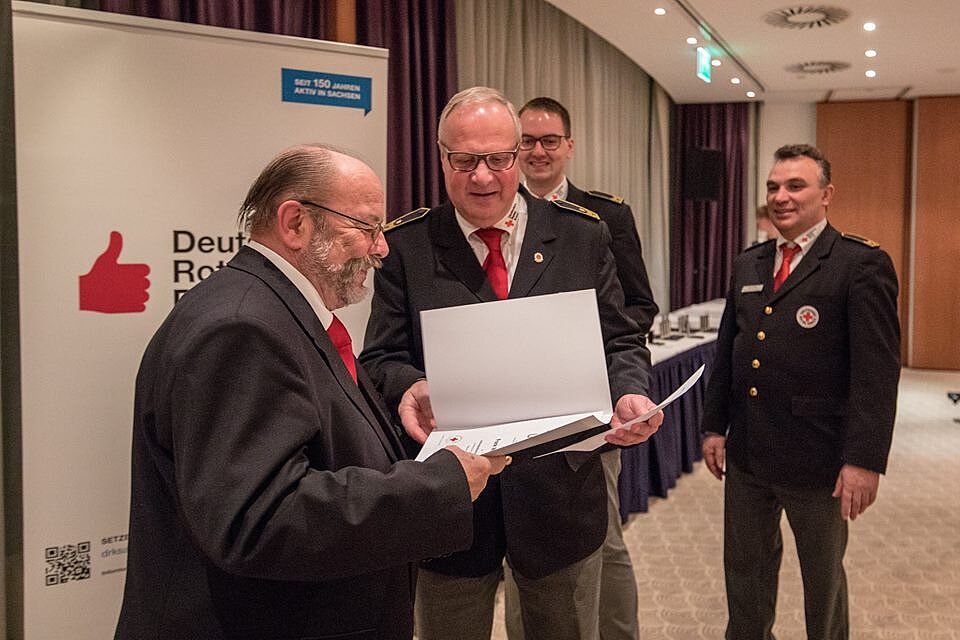 Ehrenamtliche des DRK erhalten Urkunden und Auszeichnungen für besondere Leistungen.